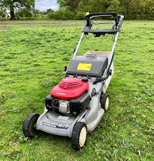 This self propelled lawn mower has integrated select drive speed control for the ultimate in comfort, control and convenience. Ewbanks Surrey S Premier Auctioneers Auction 426 Lot 2063 Sort By Page Number Keyword A Honda Hrb 475 Petrol Lawnmower With Electric Start