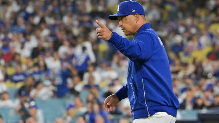 Dodgers fans furious with Dave Roberts after nearly blowing win over Reds - Yahoo Sports