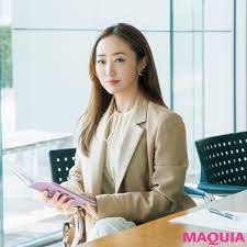 神崎 恵さんが提案！ オフィスシーンの美人顔は、ツヤ肌に意志ある眉が最強 | マキアオンライン(MAQUIA ONLINE)