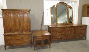 Please note, this is an item that is loca. Albrecht Auctions Five Piece Thomasville Bedroom Set Includes Headboard Frame Queen Size Mattress Long Dresser With Trifold Mirror Tall Dresser And 2 Nightstands