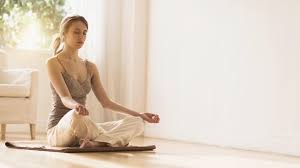 Te sientas en un lugar cómodo y con la espalda recta; Como Practicar Mindfulness En Casa
