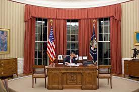 Reagan also chose to use this desk in the oval office. Oval Office Decor Changes In The Last 50 Years Pictures Of The Oval From Every Presidency