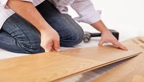 Ada beragam lantai kayu yang umum digunakan yaitu lantai kayu jati, lantai kayu merbau, dan lantai kayu bengkirai. Perbedaan Lantai Parket Dengan Vinyl Sintetis Yang Perlu Anda Ketahui