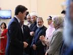 Resultado de imagem para justin trudeau praying in mosque