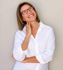 Some women are also worried because of wrinkles in her face. 18 Best Hairstyles For Older Women Who Wear Glasses
