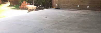 El pulido de concreto o concreto pulido es un procedimiento para alisar la superficie, cerrar la porosidad del cemento y dejar un acabado brillante estético y duradero. Piso De Concreto Polido Ou Piso De Cimento Queimado