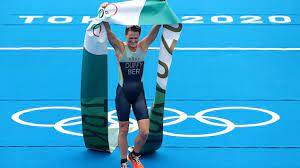 She won gold in the women's triathlon in the xxi commonwealth games held in 2018 in australia. P9mmwiougaqctm