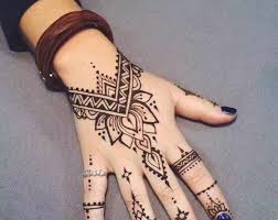Pada umumnya henna ini sering digunakan oleh calon pengantin wanita dalam sebuah pernikahan, yaitu untuk menghiasi bagian tangannya dengan . Gambar Henna India Terbaru 30 Gambar Motif Henna Tangan Kaki Pengantin Simple Lengkap Download 30 Henna Tattoo Designs Simple Mehndi Simple Mehndi Designs