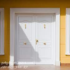 Nah, untuk kamu yang sedang bingung menentukan motif pintu dibawah ini ada beberapa contoh model yang sangat cantik untuk hunian mu. Pintu Rumah Modern Minimalis Putih Pintu Gebyok Jati Jepara