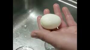 L'astuce géniale pour éplucher un œuf facilement sans l'abîmer - Astucesbox
