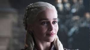 While game of thrones is over and done, no one will soon forget the beautiful and talented emilia clarke. Game Of Thrones Kaffeebecher Fauxpas Emilia Clarke Enttarnt Endlich Den Schuldigen Serien News Filmstarts De
