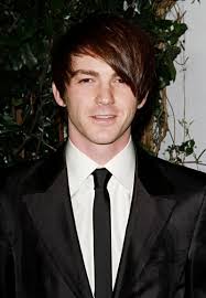 His mother robin bell now robin dodson is a professional pool player and hall of famer. Drake Bell Favorite Things Color Music Bands Movies Biography
