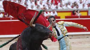 Un toro arranca parte del cuero cabelludo a Juan José Padilla en una  aparatosa cogida