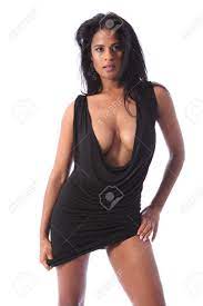 ビッグおっぱいとセクシーな印象的な美しいアフリカ系アメリカ人のグラマー  モデルの官能的な胸の谷間短い黒のドレスと小剣かかとを着てポーズします。の写真素材・画像素材 Image 11148855