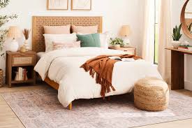 what is the right size rug for a queen bed