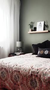 Weiße akzente im schwarzen zimmer. Schlafzimmer Wandfarbe Dekoration Couch