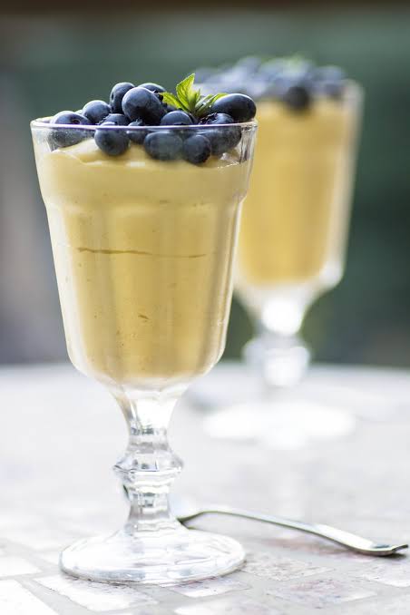 Mousse di zabaione con mascarpone e amaretti