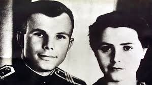 Yuri gagarin, soviet cosmonaut who on april 12, 1961, became the first man to travel into space. Juri Gagarin Juri Gagarin Am 12 April 1961 Der Erste Mensch Im All Br Wissen