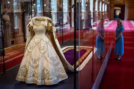 queen wanted coronation dress to