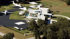 John travolta's house is located in ocala, florida, a short hour and a half drive outside of orlando. John Travolta Ehefrau Vermogen Grosse Tattoo Herkunft 2021 Taddlr