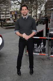 John Krasinski Tries to Cover Up His Bulging Biceps With a Thick Sweater,  Fails | John krasinski, Actors, Thick sweaters
