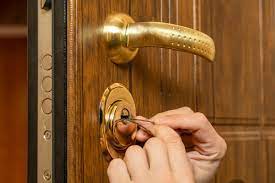 how to pick a door lock with household