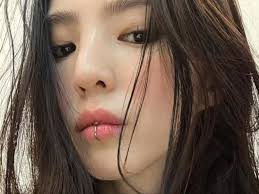 han so hee pamer piercing di bibir dan