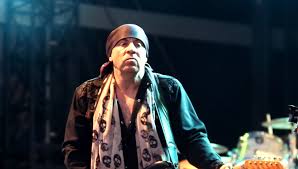 The middletown rocker took offense to a post by a commentator of a city winery of atlanta tweet regarding an upcoming show by e street band member nils lofgren there. E Street Band Guitarist Little Steven Revives The Disciples Of Soul