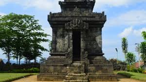 Deskripsi candi candi pringapus dibangun pada tahun tahun 772 c atau 850 masehi menurut prasasti yang ditemukan di sekitar candi ketika diadakan. Melihat Cantiknya Candi Pringapus Di Temanggung Jawa Tengah