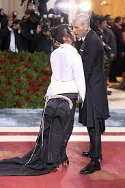 Kourtney Kardashian, Travis Barker kiss ...
