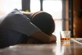 Alkoholiker erkennen: Typisches Verhalten & äußere Anzeichen