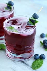 blueberry spritzer with white wine