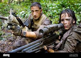 PRED-146Royce (Adrien Brody) and Isabelle (Alice Braga) take aim during  their desperate battle against the alien Predators Stock Photo - Alamy