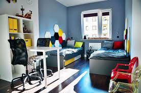 Küçük bir yatak odası oturma odası, varsayılan olarak ışık duvarlarına sahiptir ve bunlar, alanı görsel olarak geniş ve ücretsiz hale getirdiklerinden, el altındadır. Kucuk Dar Odalar Icin Kullanisli Genc Odasi Dekorasyonu Dekoloji Ev Dekorasyon Fikirleri Blogu