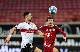 VfB Stuttgart gegen Bayern München: Thomas Müller zieht blank –  Hosen-Geschenk für jungen Fan - VfB Stuttgart - Stuttgarter Zeitung