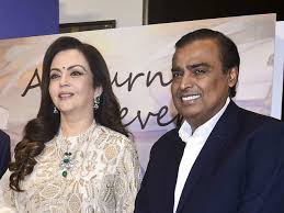 Mukesh ambani with his wife, nita ambani and children, anant ambani, akash ambani and isha ambani live in their palatial abode, antilia which is located in south mumbai's altamount road. Mukesh Ambani Football Book Launch And A Convocation Mukesh Nita Ambani Had A Busy Weekend