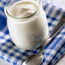 du yaourt avec du lait en poudre