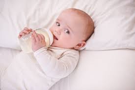 Mách mẹ có nên cho trẻ uống sữa tươi không đường?