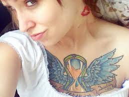 This is a nice chest piece with blue wings around the hourglass that also looks sexy. heart hourglass tattoo 25 Stunning Hourglass Tattoo Designs - heart-hourglass-tattoo
