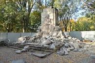 Znalezione obrazy dla zapytania burzenie pomnikow rosyjskich  zdjecia