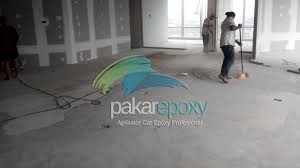 Such a floor is usually used in production halls or warehouses. Cara Mengecat Lantai Beton Dengan Cat Epoxy Berikut Tahapan Aplikasi