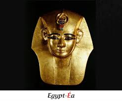 Égypte-actualités - Le beau masque funéraire du pharaon Aménémopé Haut de  30 cm, sculpté dans une épaisse feuille d'or, le masque funéraire du pharaon  Amenemop - ou encore Amenémopé, Ménémopé, Amonemapit -