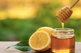 Madu memiliki campuran senyawa fruktosa (38.5 persen) dan glukosa (31 persen). 5 Manfaat Minum Teh Hijau Campur Lemon Dan Madu Bagi Kesehatan