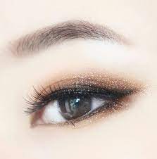 large visible lids or double eyelids