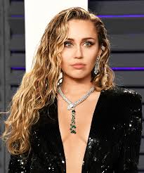 miley cyrus wore her natural waves to