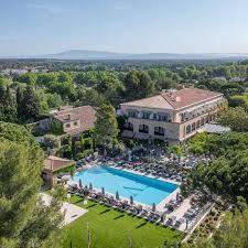 luxury hotels in les baux de provence