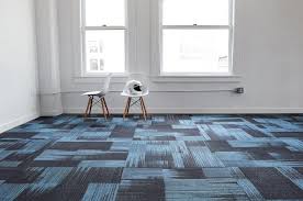 Was darf teppich verlegen kosten pro m2? Blauer Und Schwarzer Teppich Wie Fliesen Gunstiger Bodenbelag Zwei Weisse Stuhle Carpet Tiles Carpet Tiles Office Office Carpet