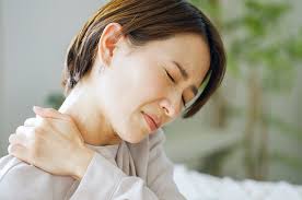 肩の痛みの原因とは？痛みの予防法・対処法についても解説！ さん