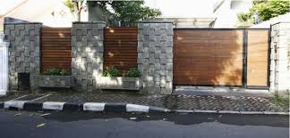 Pagar besi dengan tembok dark brown dan pilar batu alam. 7 Inspirasi Pagar Kayu Minimalis Yang Klasik Dan Mewah Rumah123 Com
