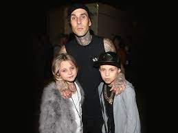 Travis barker has quickly become one of the most influential musicians on the rock scene today. Blink 182 Star Travis Barker Eine Million Dollar Fur Hilfe Zum Selbstmord Bunte De